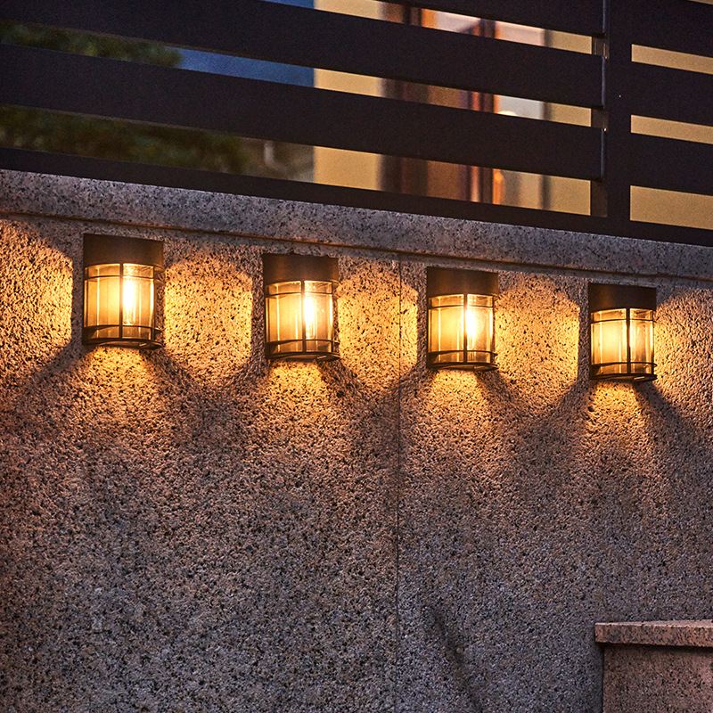 LED-owa solarna lampa ogrodowa – Smart Garden Fence recenzja i cena
